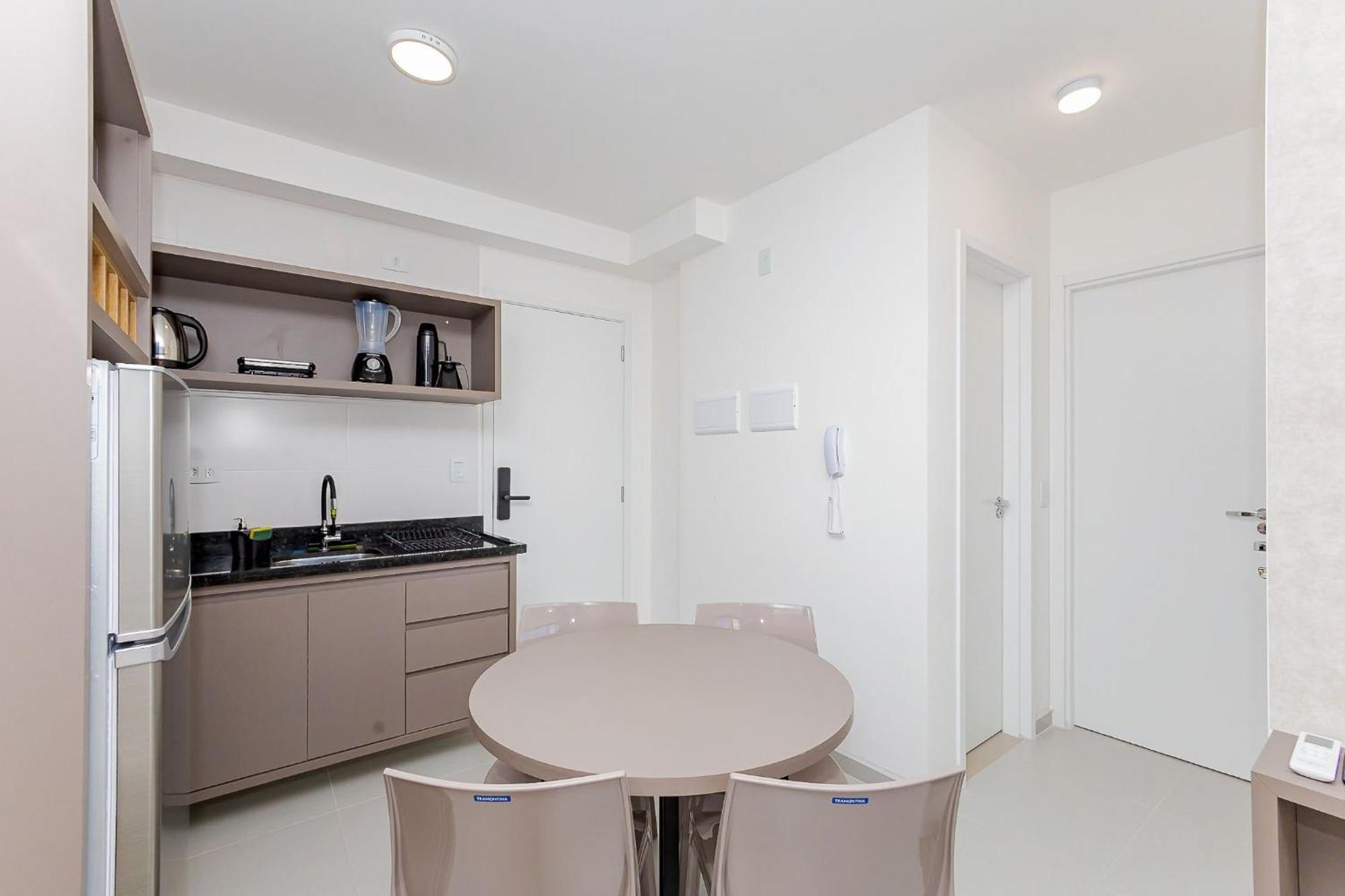 5 Pessoas Com Piscina E Academia No Centro Apartamento